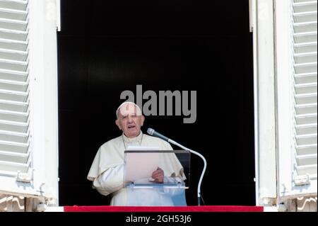 Roma, . 05 settembre 2021. 5 settembre 2021 : Papa Francesco consegna il suo discorso mentre dirige la preghiera del mezzogiorno dell'Angelus in Piazza San Pietro in Vaticano. Credit: Independent Photo Agency/Alamy Live News Foto Stock