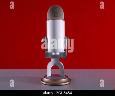 microfono per webcast o podcast su red background.communication concept . Foto Stock