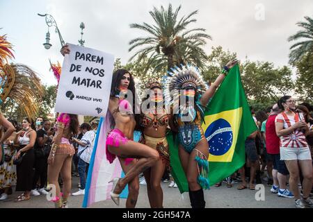 Barcellona, Catalogna, Spagna. 4 settembre 2021. I ballerini brasiliani della sfilata della scuola di samba sono visti con una bandiera brasiliana e una bandiera che legge, smetta di ucciderci.il Pride di Barcellona 2021, si è tenuto in una data riprogrammata che sabato 4 settembre, sotto il tema ''insieme contro lo stigma dell'HIV'', Con una lettura di un manifesto e come grande attrazione una sfilata brasiliana della scuola di samba. (Credit Image: © Thiago Prudencio/DAX via ZUMA Press Wire) Foto Stock