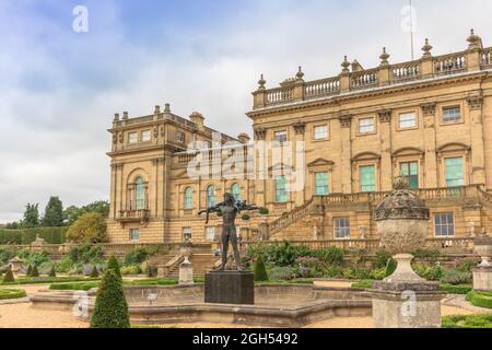 Una vista sui giardini di Harewood House, la casa signorile del XVIII secolo a Harewood, vicino a Leeds, nello Yorkshire. Foto Stock