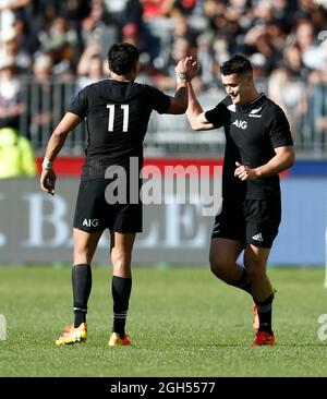 5 settembre 2021; Optus Stadium, Perth, Australia: Bledisloe Cup International Rugby, Australia versus New Zealand; Rieko Loane of the All Blacks celebra con Will Jordan dopo che Jordan ha segnato una prova Foto Stock