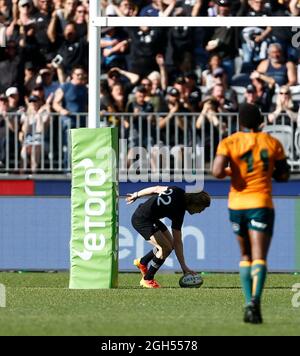 5 settembre 2021; Optus Stadium, Perth, Australia: Bledisloe Cup International Rugby, Australia versus New Zealand; Damian McKenzie degli All Blacks fa una prova sotto i montanti solo per avere sconsentito Foto Stock