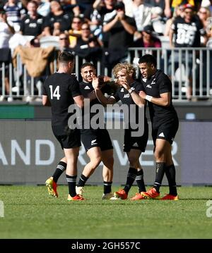 5 settembre 2021; Optus Stadium, Perth, Australia: Bledisloe Cup International rugby, Australia versus New Zealand; tutti i giocatori di Blacks festeggiano con Damian McKenzie dopo aver segnato ma la prova è stata negata Foto Stock