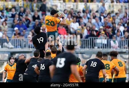 5 settembre 2021; Optus Stadium, Perth, Australia: Bledisloe Cup International rugby, Australia versus New Zealand; Pete Samu dei Wallabies vince la line out Foto Stock