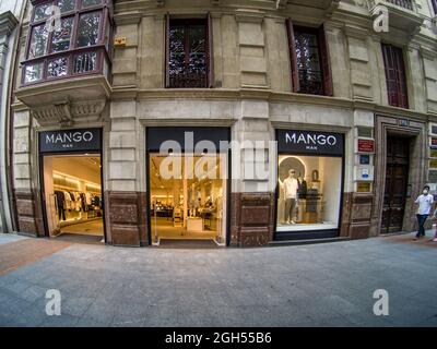 BILBAO, SPAGNA - ago 24, 2021: Il negozio Mango del marchio con insegna, logo in Spagna Foto Stock