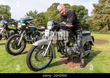 Ayr, Regno Unito. 05 settembre 2021. I membri dell'Ayr Vintage Motorcycle Club hanno tenuto una mostra di alcune delle moto restaurate e possedute dai soci del club. Il club, con oltre 80 soci, vanta una proprietà collettiva di oltre 500 moto d'epoca e classiche. Iain Howie di Darvel seduto sul suo 1961 Trionfo Thunderbird che ha proprietario e restaurato negli ultimi 12 anni. Credit: Findlay/Alamy Live News Foto Stock