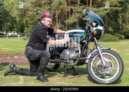 Ayr, Regno Unito. 05 settembre 2021. I membri dell'Ayr Vibntage Motorcycle Club hanno tenuto una mostra di alcune delle moto restaurate e possedute dai soci del club. Il club, con oltre 80 soci, vanta una proprietà collettiva di oltre 500 moto d'epoca e classiche. mage di Owen McGeary, di Hurlford lucidando la sua 1974 Benelli Tornado 650 S2 moto. Credit: Findlay/Alamy Live News Foto Stock