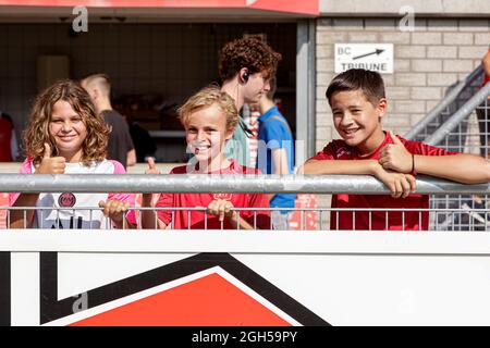 MAASTRICHT, PAESI BASSI - 5 SETTEMBRE: Tifosi di MVV durante la partita di Keukenkampioen Divisie tra MVV e Telstar al De Geuselt il 5 settembre 2021 a Maastricht, Paesi Bassi (Foto di Perry van de Leuvert/Orange Pictures) Foto Stock