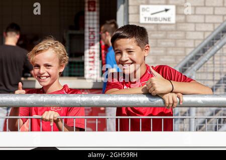 MAASTRICHT, PAESI BASSI - 5 SETTEMBRE: Tifosi di MVV durante la partita di Keukenkampioen Divisie tra MVV e Telstar al De Geuselt il 5 settembre 2021 a Maastricht, Paesi Bassi (Foto di Perry van de Leuvert/Orange Pictures) Foto Stock