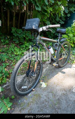 Swytch mountain bike che è stato convertito in una bici elettrica. Foto Stock
