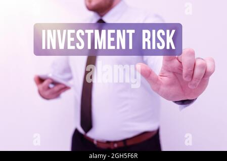 Didascalia di testo che presenta il rischio di investimento. Parola scritta sulla perdita finanziaria potenziale inerente ad una decisione di investimento che presenta le nuove idee di tecnologia Foto Stock
