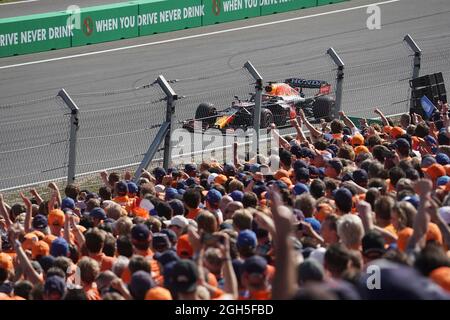 Zandvoort, Paesi Bassi. 05 settembre 2021. Motorsport: Campionato del mondo formula uno, Gran Premio d'Olanda, gara. I tifosi acclamano Max Verstappen dai Paesi Bassi del team Red Bull Racing Honda. Credit: Hasan Bratic/dpa/Alamy Live News Foto Stock