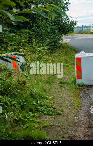 Bloccare la strada con blocchi di cemento. Foto Stock