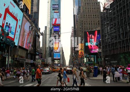 New York, USA - 6 agosto 2014: In primo piano con teatri di Broadway e insegne animate a LED, è un simbolo di New York City e degli Stati Uniti Foto Stock