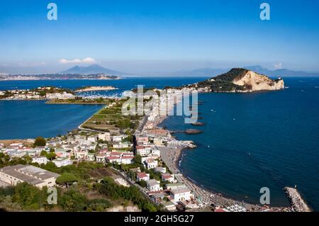 Paesaggio di Miseno il suo promontorio e lago da Procida Monte Napoli, Italia Foto Stock