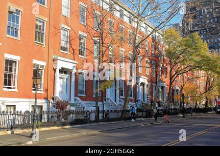 New York, USA - 22 novembre 2010: Fila di vecchi edifici storici in pietra marrone lungo un isolato di marciapiede vuoto nel quartiere di Greenwich Village di Man Foto Stock