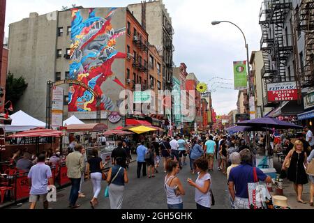 New York, USA - 3 agosto 2017: Strada trafficata con pedoni in Little Italy nella città di New York Foto Stock