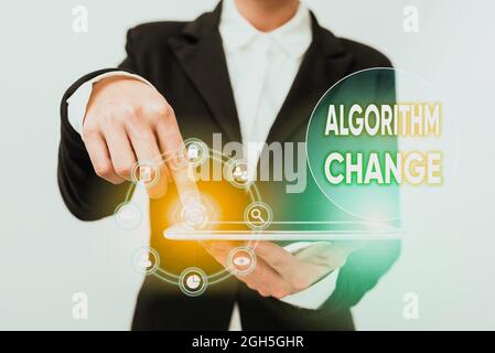 Scrittura visualizzazione algoritmo di testo Modifica. Parola scritta al cambiamento nella procedura progettata per eseguire un'operazione Lady in Suit che punta sul Tablet che mostra Foto Stock