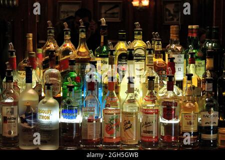 New York, USA - 22 novembre 2010: Diverse bottiglie di alcol nel bar. Foto Stock