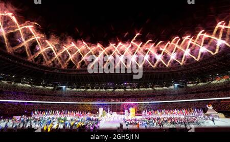 Tokyo, Giappone. 5 settembre 2021. I fuochi d'artificio esplodono sullo Stadio Olimpico durante la cerimonia di chiusura dei Giochi Paralimpici di Tokyo 2020 a Tokyo, Giappone, 5 settembre 2021. Credit: Zhang Cheng/Xinhua/Alamy Live News Foto Stock