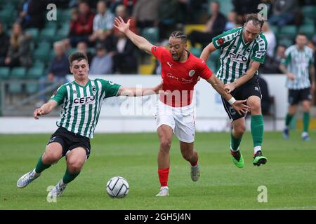 Corey McKeown di Blyth Spartans (l), tre Mitford di Brackley Town (c) e Sean Reid di Blyth Spartans in azione durante la partita Vanarama National League North tra Blyth Spartans AFC e Brackley Town a Croft Park, Blyth, sabato 4 settembre 2021. (Credit: Will Matthews | MI News) Credit: MI News & Sport /Alamy Live News Foto Stock