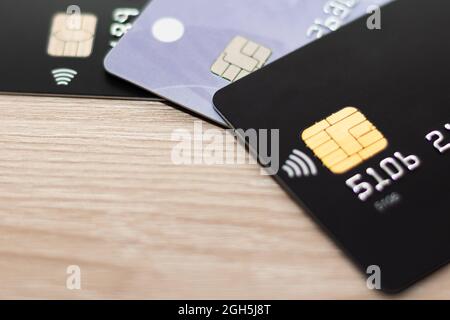 Tre carte di credito in diversi colori. Scheda di plastica. Le carte sono distribuite sul tavolo Foto Stock