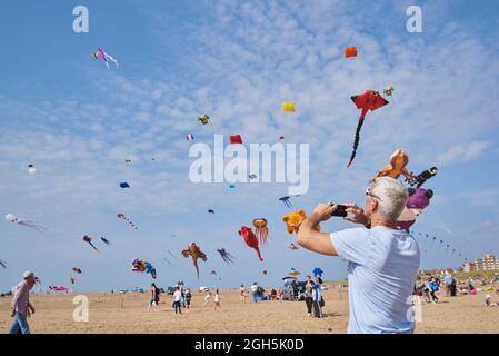 St Annes, Lancashire, Regno Unito. 5 Settembre 2021. Le persone si divertiranno al St Annes Kite Festival sulla Central Beach a St Annes, vicino a Blackpool. Credit: Garry Cook/Alamy Live News. Foto Stock