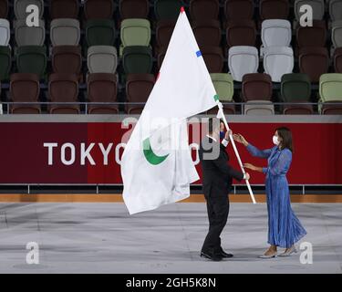 Tokyo, Giappone. 5 settembre 2021. Andrew Parsons (L), presidente del Comitato Internazionale Paralimpico (IPC), passa la bandiera Paralimpica a Anne Hidalgo, sindaco di Parigi, durante la cerimonia di chiusura dei Giochi Paralimpici di Tokyo 2020 allo Stadio Olimpico di Tokyo, Giappone, 5 settembre 2021. Credit: Dutzyuyuyuyuyuyuyuyuyuyuyuyuyuyuyu Foto Stock
