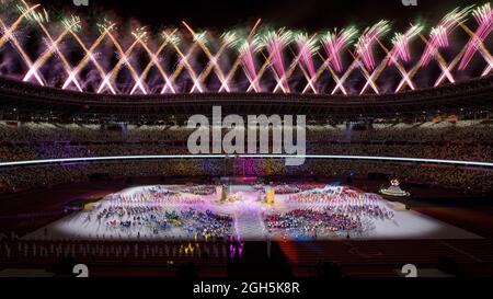 Tokyo. 5 settembre 2021. La foto scattata il 5 settembre 2021 mostra la cerimonia di chiusura dei Giochi Paralimpici di Tokyo 2020 allo Stadio Olimpico di Tokyo, Giappone. Credit: Dutzyuyuyuyuyuyuyuyuyuyuyuyuyuyuyu Foto Stock