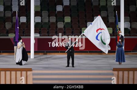 Tokyo, Giappone. 5 settembre 2021. Andrew Parsons (C), presidente del Comitato Internazionale Paralimpico (IPC), sventola la bandiera Paralimpica durante la cerimonia di chiusura dei Giochi Paralimpici di Tokyo 2020 allo Stadio Olimpico di Tokyo, Giappone, 5 settembre 2021. Credit: Dutzyuyuyuyuyuyuyuyuyuyuyuyuyuyuyu Foto Stock