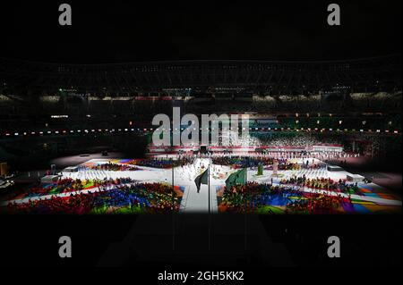 Tokyo, Giappone. 5 settembre 2021. I portatori di bandiera entrano nello Stadio Olimpico durante la cerimonia di chiusura dei Giochi Paralimpici di Tokyo 2020 a Tokyo, Giappone, 5 settembre 2021. Credit: Yuyuyuyuyuyuyuyuyuyuyuyuyuyuyuy Foto Stock