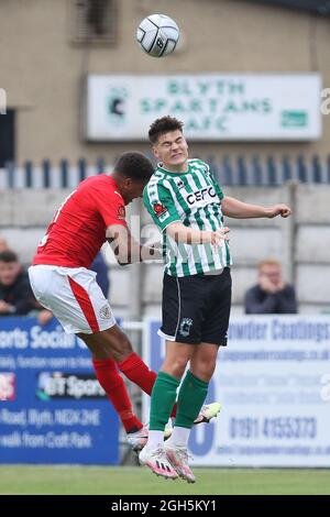 Cameron Painter di Blyth Spartans in azione durante la partita della Vanarama National League North tra Blyth Spartans AFC e Brackley Town a Croft Park, Blyth sabato 4 settembre 2021. (Credit: Will Matthews | MI News) Credit: MI News & Sport /Alamy Live News Foto Stock