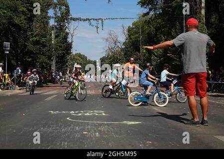 Bucarest, Romania. 5 settembre 2021. I bambini partecipano a una competizione ciclistica a Bucarest, Romania, 5 settembre 2021. Credit: Gabriel Petrescu/Xinhua/Alamy Live News Foto Stock