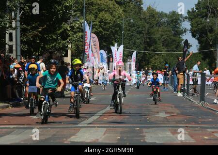 Bucarest, Romania. 5 settembre 2021. I bambini partecipano a una competizione ciclistica a Bucarest, Romania, 5 settembre 2021. Credit: Gabriel Petrescu/Xinhua/Alamy Live News Foto Stock