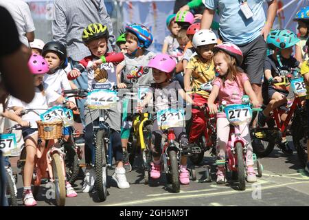 Bucarest, Romania. 5 settembre 2021. I bambini partecipano a una competizione ciclistica a Bucarest, Romania, 5 settembre 2021. Credit: Gabriel Petrescu/Xinhua/Alamy Live News Foto Stock