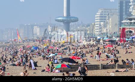 Brighton UK 5 settembre 2021 - Brighton Beach è occupato come i visitatori godere del sole come il tempo caldo è previsto per continuare nei prossimi giorni in Gran Bretagna con temperature previste per raggiungere gli alti 20 centigradi in alcune zone : Credit Simon Dack / Alamy Live News Foto Stock