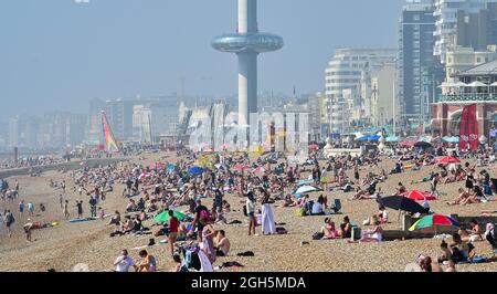 Brighton UK 5 settembre 2021 - Brighton Beach è occupato come i visitatori godere del sole come il tempo caldo è previsto per continuare nei prossimi giorni in Gran Bretagna con temperature previste per raggiungere gli alti 20 centigradi in alcune zone : Credit Simon Dack / Alamy Live News Foto Stock