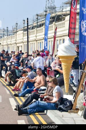 Brighton UK 5 settembre 2021 - Brighton fronte mare è occupato come i visitatori godere del sole, come il tempo caldo è previsto per continuare nei prossimi giorni in Gran Bretagna con le temperature previste per raggiungere gli alti 20 centigradi in alcune zone : Credit Simon Dack / Alamy Live News Foto Stock