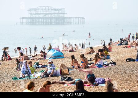 Brighton UK 5 settembre 2021 - Brighton Beach è occupato come i visitatori godere del sole come il tempo caldo è previsto per continuare nei prossimi giorni in Gran Bretagna con temperature previste per raggiungere gli alti 20 centigradi in alcune zone : Credit Simon Dack / Alamy Live News Foto Stock