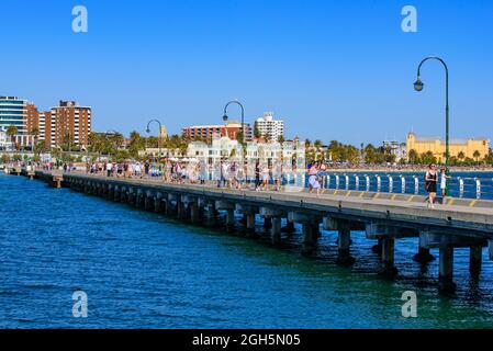 Persone che camminano sul molo di St Kilda a Melbourne, Victoria, Australia Foto Stock