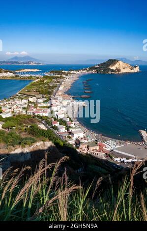 Paesaggio di Miseno il suo promontorio e lago da Procida Monte Napoli, Italia Foto Stock