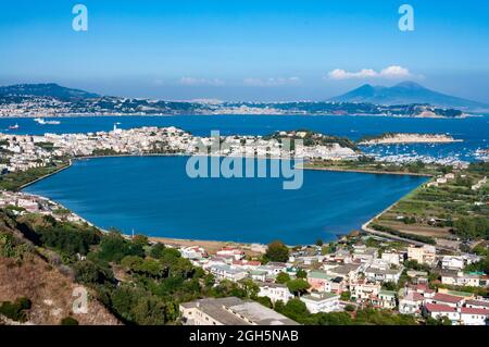 Paesaggio di Miseno il suo promontorio e lago da Procida Monte Napoli, Italia Foto Stock