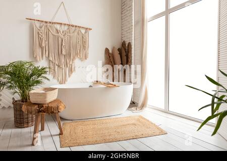 Accogliente bagno vuoto moderno sfondo con vasca bianca e finestra Foto Stock