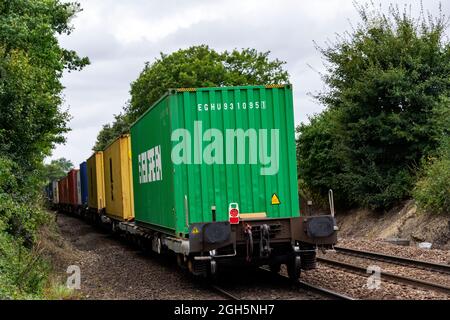 Treno merci in direzione di Ipswich dopo la partenza dal porto di Felixstowe, Westerfield, Suffolk, Regno Unito. Foto Stock