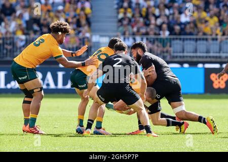 Perth, Australia, 5 Settembre, 2021. Lachlan Swinton of the Wallaby è affrontato durante il Rugby Championship e Bledisloe Cup partita tra i wallaby australiani e la Nuova Zelanda All Blacks. Credit: Graham Conaty/Speed Media/Alamy Live News Foto Stock