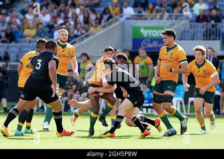 Perth, Australia, 5 Settembre, 2021. Marika Koroibete dei Wallabies è affrontata durante il campionato di rugby e la partita di Bledisloe Cup tra i Wallabies australiani e la Nuova Zelanda All Blacks. Credit: Graham Conaty/Speed Media/Alamy Live News Foto Stock