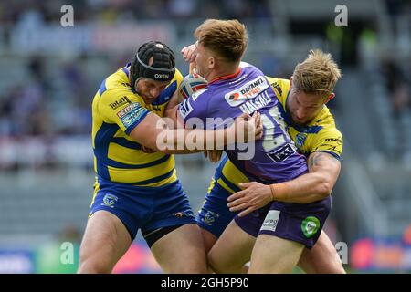 Newcastle, Inghilterra - 5 settembre 2021 - Sam Halsall of Wigan Warriors affrontato da Chris Hill e Mike Cooper (10) di Warrington Wolves durante il Rugby League Betfred Super League Magic Weekend Wigan Warriors vs Warrington Wolves allo stadio St James' Park, Newcastle, Regno Unito Credit: Dean Williams/Alamy Live News Foto Stock