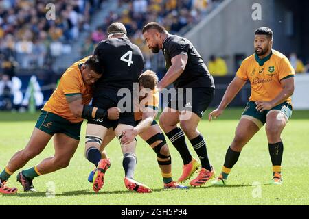 Perth, Australia, 5 Settembre, 2021. Brodie Retallick of the All Blacks è affrontato durante il Rugby Championship e la partita di Bledisloe Cup tra i wallaby australiani e la Nuova Zelanda All Blacks. Credit: Graham Conaty/Speed Media/Alamy Live News Foto Stock