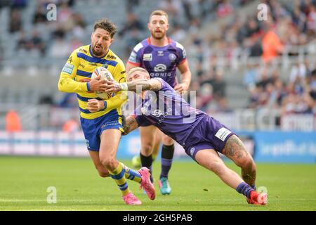 Newcastle, Inghilterra - 5 Settembre 2021 - Gareth Widdop (7) di Warrington Wolves evade Zak Hardaker dei Warriors Wigan durante il Rugby League Betfred Super League Magic Weekend Warriors vs Warrington Wolves allo stadio St James' Park, Newcastle, Regno Unito Credit: Dean Williams/Alamy Live News Foto Stock