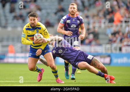 Newcastle, Inghilterra - 5 Settembre 2021 - Gareth Widdop (7) di Warrington Wolves evade Zak Hardaker dei Warriors Wigan durante il Rugby League Betfred Super League Magic Weekend Warriors vs Warrington Wolves allo stadio St James' Park, Newcastle, Regno Unito Credit: Dean Williams/Alamy Live News Foto Stock